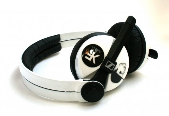 White Sennehsier HD25 with Logo image on the earcup-2799