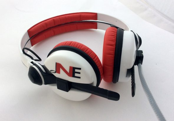 White Sennehsier HD25 with Logo image on the earcup-2802