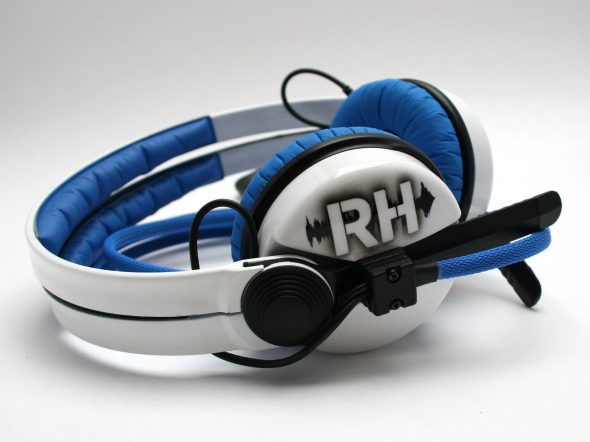 White Sennehsier HD25 with Logo image on the earcup-2801