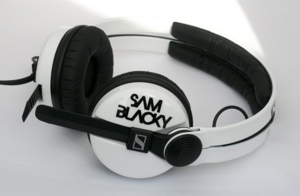 White Sennehsier HD25 with Logo image on the earcup-2771