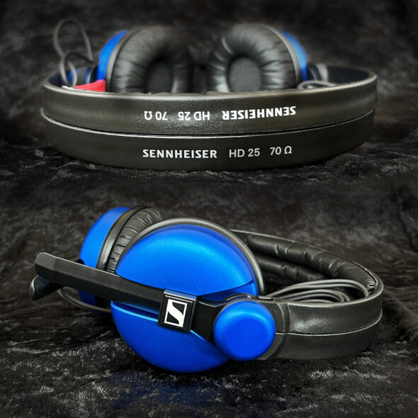 Sennheiser HD25 Aluminium in electric blue