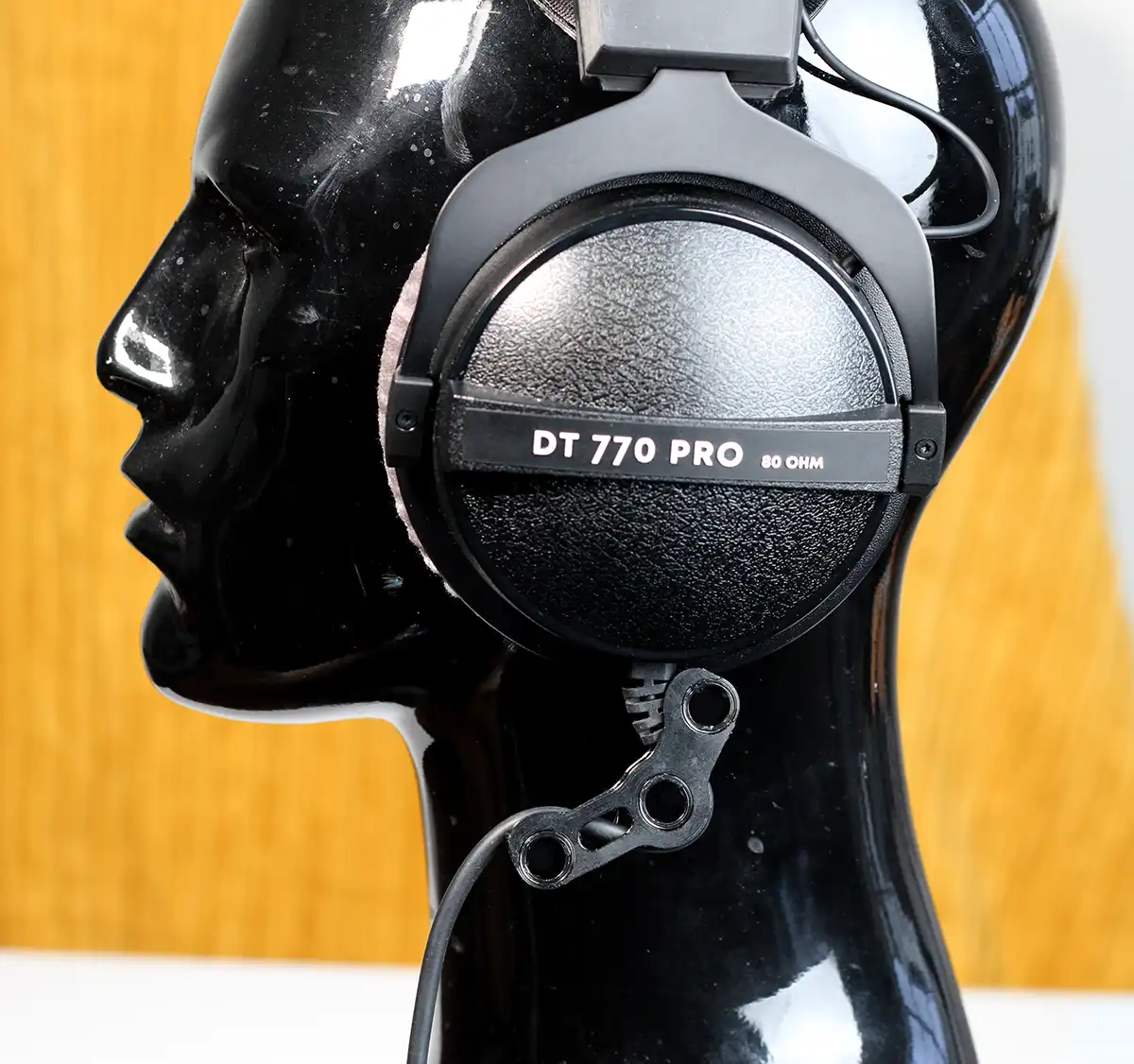 Device to reduce microphonics on headphone cables